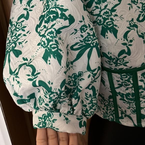 Puffy sleeved crop top - Picture 4 of 7